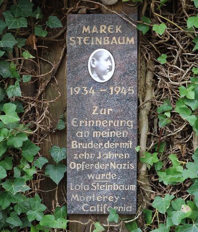 Gedenktafel für Marek Steinbaum aus Radom, Rosengarten bei der Gedenkstätte Bullenhuser Damm, Hamburg, Foto: Juni 2022