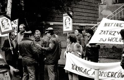 Pikieta Towarzystwa Solidarność przed budynkiem Polskiej MisjiWojskowej. Październik 1984.