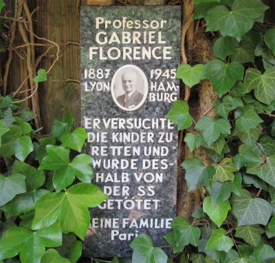 Gedenktafel für den Arzt Professor Gabriel Florence aus Lyon, Rosengarten bei der Gedenkstätte Bullenhuser Damm, Hamburg, Foto: Juni 2022