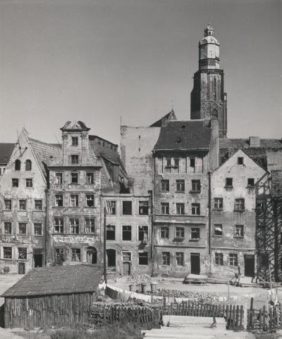 Rzęd domów z uszkodzeniami wojennymi na ul. Białoskórniczej we Wrocławiu, 1958 r.