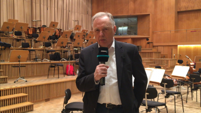 Piotr Olszówka podczas nagrywania "Prognozy kultury" w sali koncertowej RBB Großer Sendesaal. Berlin, 2019 r.