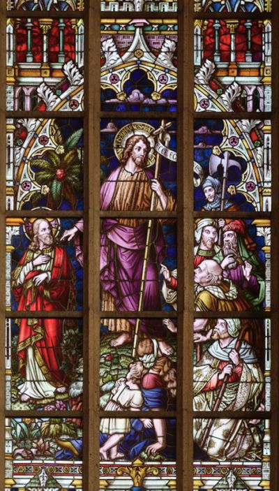 Linkes Seitenfenster im Chor der St.-Johanneskirche in Recklinghausen-Suderwich - Johannes akklamiert Christus als den Sohn Gottes, nachdem er ihn im Jordan getauft hat  