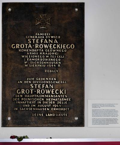 Pamiątkowa tablica z roku 1988, wisiała w celi nr 50, w której przetrzymywany był „Grot”.