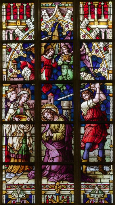 Rechtes Seitenfenster im Chor der St.-Johanneskirche: Johannes der Täufer wird enthauptet - Links im Bild Herodias und Salome  