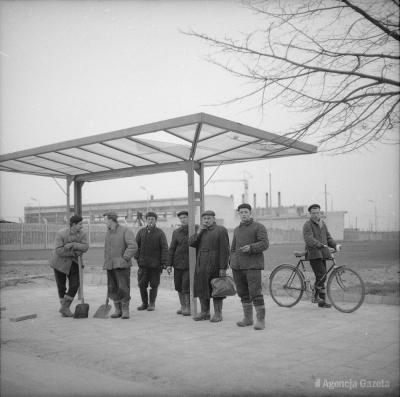 Arbeiter an der Haltestelle vor der Eisenhütte Warschau, 1960. 