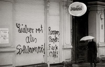 „Linkes” Graffiti am Berliner Solidarność-Büro - Lieber rot als Solidarność!