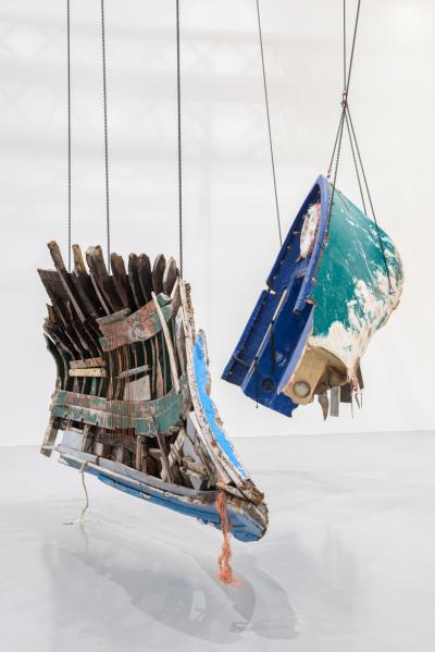 Guillermo Galindo (*1960 w Meksyku City), Instrumenty z wraku łodzi uchodźców uciekających do Europy, 2017