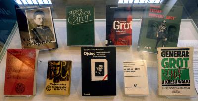 Teil der Ausstellung: Auswahl von Publikationen über General Stefan Rowecki „Grot”.