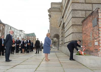 Kranzniederlegung an dem Mauerstück - An der Kranzniederlegung an dem Mauerstück, welches an die Verdienste Polens um Europas und Deutschlands Freiheit und Einheit erinnert, nimmt auch die Ehefrau des Präsidenten, Anna Komorowski, teil. 