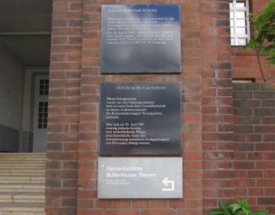 Denkmaltafeln für die Janusz-Korczak-Schule am Bullenhuser Damm, Hamburg, Foto: Juni 2022