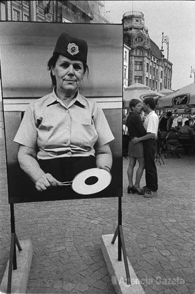 Wrocław, rynek, 2000 rok. Wystawa fotograficzna "Pasażerowie" Tomasza Kiżnego. 