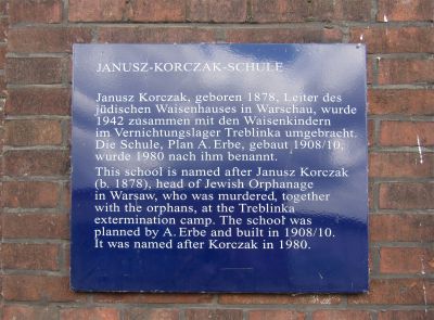 Denkmaltafel der Freien und Hansestadt Hamburg für die ehemalige Janusz-Korczak-Schule am Bullenhuser Damm 92, Hamburg-Rothenburgsort, Foto: Juni 2022