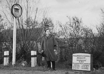 Arkadiusz Bożek, Vizepräsident des 1. Distrikts des Bundes der Polen in Deutschland, wartet an der Grenze Słubice-Brandenburg auf die Durchfahrt des Sarges mit dem Leichnam von Pater Bolesław Domański - Ilustrowany Kurier Codzienny, Nr. 119 vom 1.5.1939 
