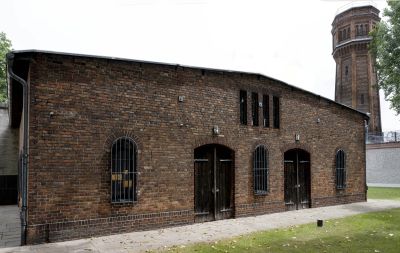 Gedenkstätte Berlin-Plötzensee, Hinrichtungsbaracke aus Sicht des nicht mehr existierenden Gefängnisflügels