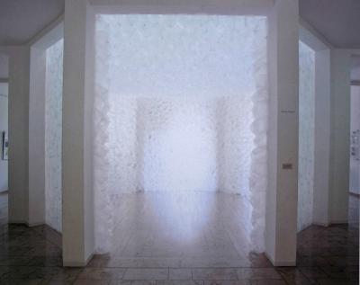 Untitled, 1999. air bubble cushions on foil, H = 360 cm, ∅ = 600 cm, Museum Ostdeutsche Galerie Regensburg (Exhibition SPEKTRUM. 3 Artists from Poland meet 3 Artists from Germany)