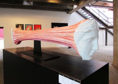 Michał Jackowski: Sticky Pink, 2020. Marmor, 170 x 44 x 27 cm