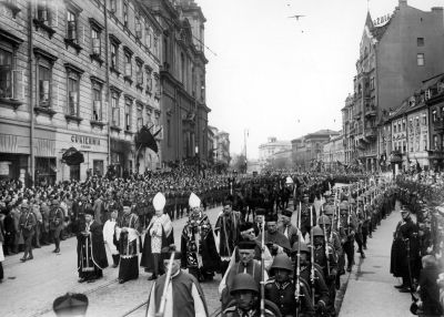 Biskup polowy Józef Gawlina podczas uroczystości pogrzebowych marszałka Polski Józefa Piłsudskiego - Warszawa, 1935 