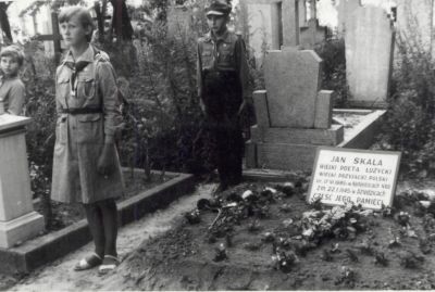 Poświęcenie tablicy nagrobnej na symbolicznym grobie we Włochach  - Poświęcenie tablicy nagrobnej na symbolicznym grobie we Włochach (dt. Wallendorf) koło Namysłowa, 1964 r. 