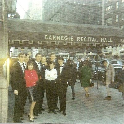 Karin Stanek przed Carnegie Hall w Nowym Jorku, 1966 r.