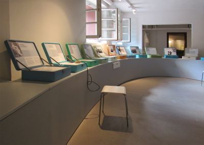 Ausstellungsraum 1 mit symbolischen Koffern für die Biografien der Kinder, Gedenkstätte Bullenhuser Damm, Hamburg, Foto: Juni 2022
