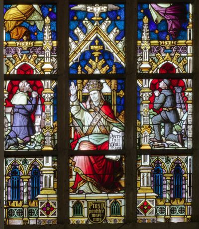 Mittelfenster im rechten Nebenchor - Papst Pius IX., flankiert von einem Bauern und einem Bergmann aus Recklinghausen-Suderwich  