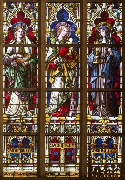 Cäcilia, Barbara und Clara - Darstellung von drei Heiligengestalten im linken Fenster des Hauptchors 