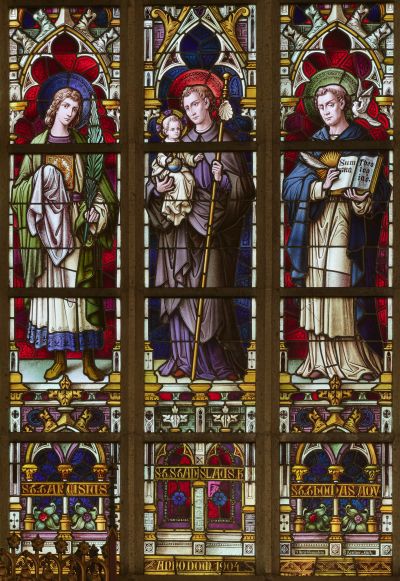 Tarcisius, Stanislaus Kostka, Thomas von Aquin  - Darstellung von drei Heiligengestalten im rechten Fenster des Hauptchors  