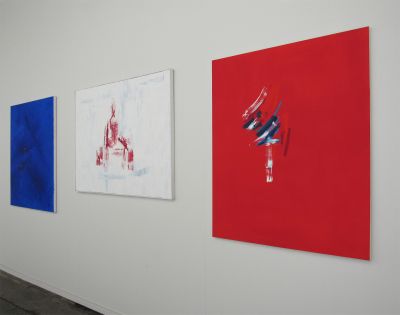 Abb. 44: Carolina Khouri - Von links: Abstract in Blue No. 22, 2021. 152,5 x 122 cm; Abstract in White No. 2, 2014; Abstract in Red No. 9, 2018, alle Öl auf Leinwand 