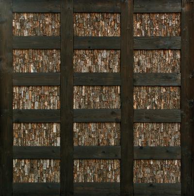 Zdj. nr 44: Drewniana tablica, 2003 - Drewniana tablica, 2003, zwęglone drewno świerkowe, kora, gwoździe, 150 x 150 x 9 cm, Centrum Rzeźby Polskiej w Orońsku