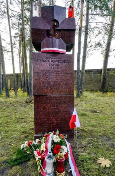 Pomnik upamiętniający zamordowanego w 1944 roku generała Stefana „GROTA“ Roweckiego