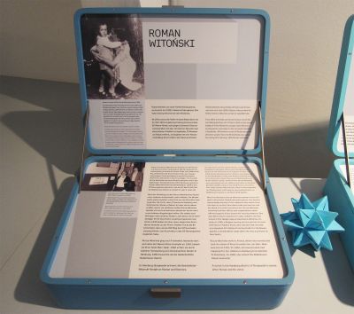 Symbolischer Koffer für die Biografie von Roman Witoński aus Radom, Gedenkstätte Bullenhuser Damm, Hamburg, Foto: Juni 2022