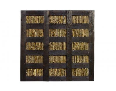 Zdj. nr 46: Bez tytułu, 2004 - Bez tytułu, 2004, zwęglone drewno świerkowe, kora, gwoździe, 156 x 156 x 8 cm, własność prywatna: dr S. Ropohl, Hamburg