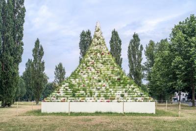 Agnes Denes  (*1938 Budapest): The Living Pyramid, 2015/2017