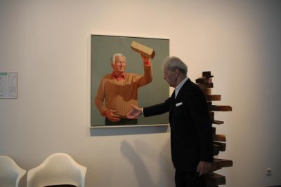 Wojtek Grabianowski vor einem Porträt seines Mentors Helmut Rhode