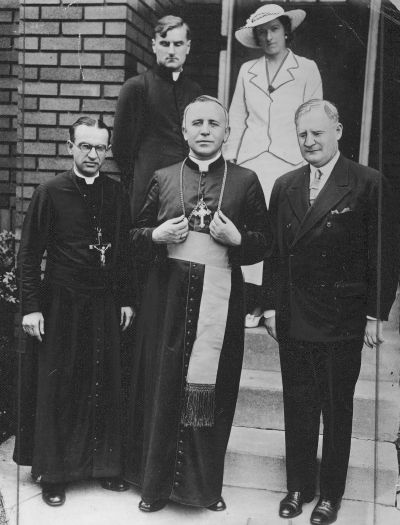 Field Bishop Józef Gawlina in front of the Polish House in Toronto - Field Bishop Józef Gawlina in front of the Polish House in Toronto, 1935 