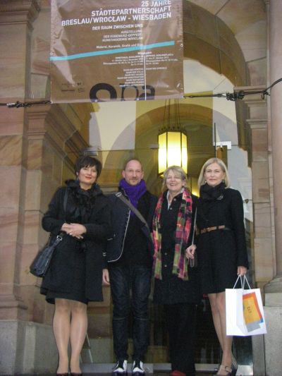 Przed ratuszem w Wiesbaden, 2012 r.: Ewa Hartmann, prof. Norman Smużniak, Sibylle von Oppeln-Bronikowski, prof. Katarzyna Koczyńska-Kielan