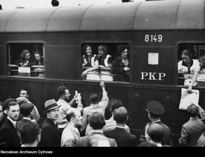 Pociąg z polską reprezentacją olimpijską żegnany przez kibiców, 1936 r.
