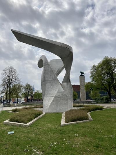 "Wing" - rzeźba Daniela Libesknda przed wejściem do budynku firmy Siemens.