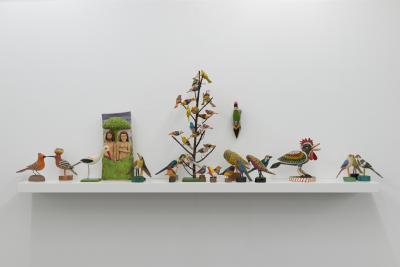 (von links nach rechts) Anonym: 20 Vögel (Sammlung Jaeschke); Bolesław Suska: Adam und Eva (Clemens-Sels-Museum, Neuss); Emilia Leśniak: Vogelbaum (Kunsthalle Recklinghausen); Stanisław Marcisz: Paradiesvogel (Sammlung Jaeschke).
