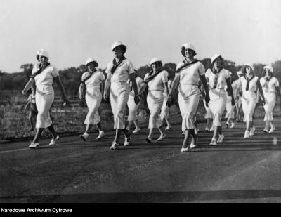 Vorbeimarsch der olympischen Frauenmannschaft, erste Reihe von links die Leichtathletinnen Jadwiga Wajsówna, Stanisława Walasiewicz und Maria Kwaśniewska, Warschau 1936. 