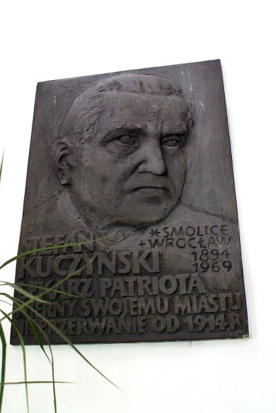 Tablica pamiątkowa umieszczona we wnętrzu Klubu Lekarza we Wrocławiu (ul. Kazimierza Wielkiego 45).