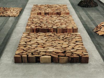 Zdj. nr 6: Bez tytułu, 1997 - Bez tytułu, 1997, drewno klonowe, 463 x 125 x 15 cm, Sammlung de Weryha, Hamburg