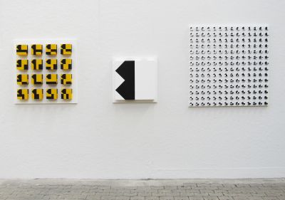 Janusz Kapusta: (von links) Brooklyn, 100 x 100 x 9,2 cm; 1060 Ocean Avenue, 70 x 70 x 9,2 cm; New York, 126 x 126 x 4,4 cm, alle 2017. Acryl auf Holz