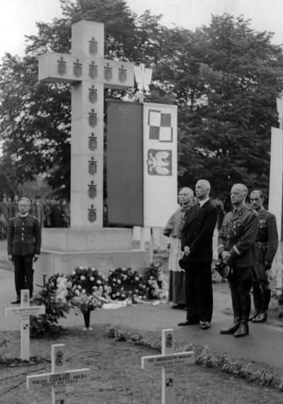 Zeremonie auf dem polnischen Fliegerfriedhof in Newark - Von rechts: Hauptmann Wiesław Kłobukowski, General Władysław Sikorski, Präsident der Republik Polen Władysław Raczkiewicz, Feldbischof der polnischen Armee Józef Gawlina, 1940-43 