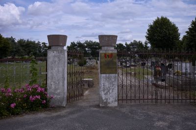 Eingang zum Friedhof in Włochy (dt. Wallendorf) bei Namysłów (dt. Namslau) mit Infotafel über Jan Skala, 2023
