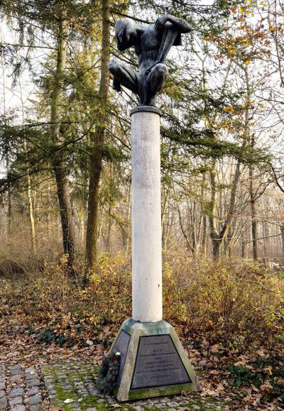Friedhofsabteilung 19 mit dem Denkmal zur Erinnerung an die in Berlin verstorbenen und ermordeten Zwangsarbeiterinnen und Zwangsarbeiter sowie ihre Kinder aus ganz Europa, das am 27. Januar 2004 enthüllt wurde. Es wurde von dem Berliner Bildhauer Michael Klein gestaltet.
