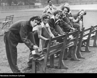 Polskie lekkoatletki przed porannym treningiem. Maria Kwaśniewska trzecia od lewej. Londyn 1934 r. 