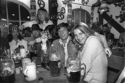 Polański mit einer Gruppe junger Frauen auf den Wiesn in München, September 1977