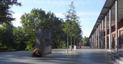 Zdj. nr 72a: Pomnik w Bergedorfie, 2012 - Pomnik w Bergedorfie, 2012, beton, stal nierdzewna, W=267 cm, S=127 cm, G=98 cm. Pomnik poświęcony byłym robotnicom i robotnikom skazanym przez nazistów na prace przymusowe w Bergedorfie powstał z inicjatywy AG Gedenken i stoi na promenadzie Schleusengrab