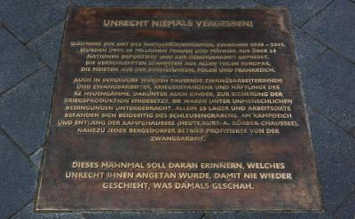 Zdj. nr 72c: Pomnik w Bergedorfie, 2012 - Pomnik w Bergedorfie, 2012, tablica pamiątkowa, brąz, 80 x 80 cm.